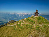 Mehrere Personen sitzen an der Kapelle am Gipfel des Kellerjochs, Inntal und Karwendel im Hintergrund, Kellerjoch, Tuxer Alpen, Tirol, Österreich
