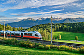 Bahn fährt von Innbruck nach Mittenwald mit Blick auf Kalkkögel, bei Leithen, Karwendelbahn, Mittenwaldbahn, Tirol, Österreich