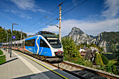 Bahn fährt an Traunsee und Traunstein vorbei, bei Traunkirchen, Salzkammergutbahn, Salzkammergut, Oberösterreich, Österreich