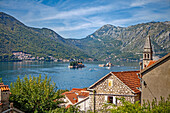 Bucht von Kotor mit "Our Lady of the rocks" und "Sveti Dordje", Perast, Montenegro