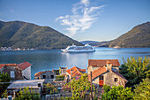 Kreuzfahrtschiff in der Bucht von Kotor, Perast, Montenegro