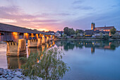  Covered wooden bridge and Fridolinsmünster in Bad Säckingen at sunset, Hotzenwald, Bad Säckingen, High Rhine, Rhine, Black Forest, Baden-Württemberg, Germany 