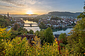Rhein mit Laufenbrücke bei Sonnenaufgang und Blick zum Schweizer Stadtteil, Laufenburg (Baden und Aargau),  Schwarzwald, Baden-Württemberg, Deutschland