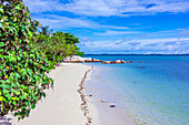 Einsamer Strand und weisser Sand auf einer Insel in der Nähe von Bintan, Riau-Archipel, Indonesien, Südostasien