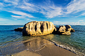 Felsen im Wasser am Strand auf einer Insel in der Nähe von Bintan, Riau-Archipel, Indonesien, Südostasien