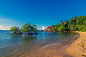 Einsamer Strand auf einer Insel in der Nähe von Bintan, Riau-Archipel, Indonesien, Südostasien