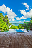 Pool im Bungalow, vor dem Strand auf einer Insel in der Nähe von Bintan, Riau-Archipel, Indonesien, Südostasien