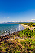 Blick zur Bucht Four Mile Beach, Port Douglas, Korallenmeer, Queensland, Australien