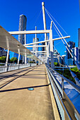 Die Fußgängerbrücke Kurilpa Bridge und Skyline am Brisbane River, Brisbane, Hauptstadt von Queensland, Australien