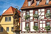 Statue Maria Immaculata auf dem Marktplatz in Volkach, Unterfranken, Bayern, Deutschland