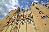 Fassade vom Bischofspalast 'Palais des Archevêques', heutiges Rathaus, Place de l'Hôtel de ville, Narbonne, Département Aude, Okzitanien, Frankreich