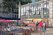 Marktstände im Freien vor der Fassade der Markthalle 'Les Hallesde Narbonne', Narbonne, Département Aude, Okzitanien, Frankreich