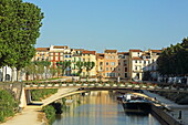 Pont des Marchants mit Kaufmannshäusern über den Kanal, Canal de la Robine, Narbonne, Département Aude, Okzitanien, Frankreich