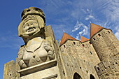 Büste der Dame Carcas vor der Porte Narbonnaise, Festung Cité de Carcassonne, Departement Aude, Okzitanien, Frankreich