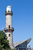 Leuchtturm und Teepott, Rostock-Warnemünde, Ostsee, Mecklenburg-Vorpommern, Deutschland