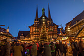 Weihnachtsmarkt vor dem Rathaus in Wernigerode bei Nacht, Wernigerode, Sachsen-Anhalt, Deutschland