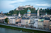 Altstadt und Festung Hohensalzburg bei Sonnenuntergang, Salzburg, Österreich