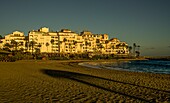 Strand und Meeresbucht mit den Park Paza Appartments und Strand-Restaurants im Abendlicht, Puerto Banús, Marbella, Costa del Sol, Andalusien, Spanien
