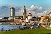 Stadtansicht mit Rheinuferpromenade, Basilika St. Lambertus, Schlossturm, Tonhalle und Ergo Tower in Düsseldorf,  Nordrhein-Westfalen, Deutschland, Europa