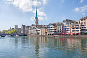 Blick über die Limmat auf die Altstadt und die Kirche Fraumünster, Zürich, Schweiz, Helvetia