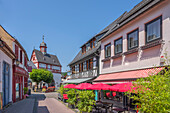 Gasse mit Strassencafes und Stadtmuseum, Königstein im Taunus, Taunus, Hessen, Deutschland
