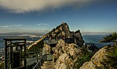 Touristen auf dem Skywalk im Upper Rock Nature Reserve mit Blick auf den Felsen von Gibraltar und das spanische Hinterland, Britische Kronkolonie, Spanien