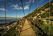 Windsor Suspension Bridge im Upper Rock Nature Reserve von Gibraltar, Blick auf den Hafen und die Bucht von Algeciras, Britsche Kronkolonie, Spanien