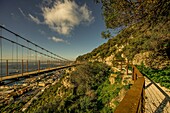 Wanderweg und Windsor Suspension Bridge im Upper Rock Nature Reserve mit Blick auf den Hafen von Gibraltar und das Meer, Britische Kronkolonie, Iberische Halbinsel