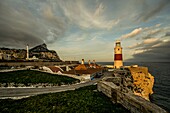 Abendstimmung am Europa Point, Leuchtturm über der Steilküste, Moschee und Felsen von Gibraltar, Britische Kronkolonie, Iberische Halbinsel