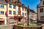 Brunnen und Neues Rathaus am Marktplatz in Endingen am Kaiserstuhl, Baden-Württemberg, Deutschland   
