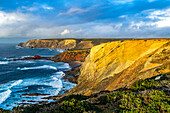 Steilküste und Brandung, Algarve, Portugal