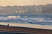 Menschen am Strand, Santander, Atlantikküste, Kantabrien, Nordspanien, Spanien