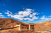 Lehmhaus in hügeliger Landschaft, im Atlasgebirge, Marokko, Nordafrika