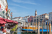  Grand Canal, Rialto Bridge and Chiesa di San Bartolomeo di Rialto, Venice, Veneto, Italy 