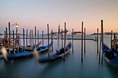 Riva degli Schiavoni bei Sonnenaufgang, Langzeitbelichtung, Gondel, Canal Grande, San Giorgio Maggiore, Venedig, Venetien, Italien