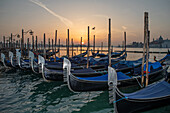 Romantischer Sonnenaufgang hinter den Gondeln am Markusplatz, Langzeitbelichtung, Gondel, Canal Grande, Markusplatz, Venedig, Venetien, Italien