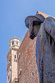 Statua di Berto Barbarani und Torre dei Lamberti, Verona, Venetien, Italien