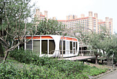                               Lost Place enthusiasts will get their money&#39;s worth here: in the UFO Village in Wanli near Taipei/Taiwan, a settlement of Futuro and Venturo houses by the Finnish architect Matti Suuronen is left to decay. Once planned as a holiday resort on the South China Sea, the idiosyncratic buildings now stand there like wrecked mini spaceships.  