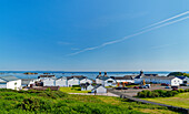 Großbritannien, Schottland, Hebriden Insel Isle of Islay,  bei Port Ellen, Blick auf Ort und Ardbeg Whisky-Destillerie im Süden der Insel