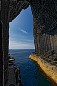 Großbritannien, Schottland, Hebriden Insel Isle of Staffa,  Felsformationen an der Felsenküste, Basaltstrukturen beim Ausblick aus der Höhle Fingalls Cave