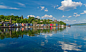 Großbritannien, Schottland, Hebriden Insel Isle of Mull,  Hauptstadt Tobermory, Blick auf bunte Häuserzeile am Ufer