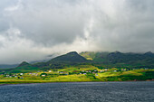 Großbritannien, Schottland, Inneren Hebriden, Insel Isle of Skye, Halbinsel Trotternish, Blick auf Staffin Island bei Regen und tiefhängenden Wolken