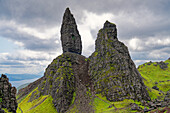 Großbritannien, Schottland, Inneren Hebriden, Insel Skye, Halbinsel Trotternish, Blick auf Felsformation Old Man of Storr