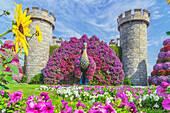 Blumenskulpturen vor Märchenschloss, Der Blumenpark 'Miracle Garden', Dubai, Vereinigte Arabische Emirate, Arabische Halbinsel, Naher Osten