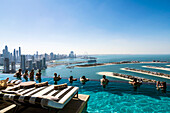 Ausblick vom welthöchsten Pool, Aura Skypool im 50. Stock auf die Skyline, Dubai, Vereinigte Arabische Emirate, Arabische Halbinsel, Naher Osten