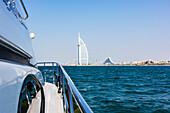 Blick auf Burj Al Arab Hotel von der Seeseite, Dubai, Vereinigte Arabische Emirate, Arabische Halbinsel, Naher Osten