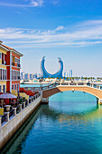 Brücke in 'Klein Venedig', künstliche Insel 'The Pearl' und Blick auf die Katara Towers, Hotel Raffles, Marina District, Stadt Lusail City, Nähe Doha, Emirat Katar, Persischer Golf
