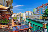 Idyllisches Cafe am Kanal, in 'Klein Venedig', künstliche Insel 'The Pearl', Qanat Quartier, Hauptstadt Doha, Emirat Katar, Persischer Golf