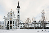 Schneebedeckte barocke Kirche im Winter, Marienmünster, Dießen, Ammersee, Fünfseenland, Pfaffenwinkel, Oberbayern, Bayern, Deutschland