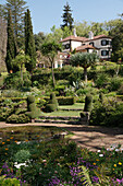 Jardines Palheiro, Staudenbeete, Teich und Wohnhaus zwischen Zypressen, Madeira, Portugal, Europa